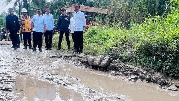 Presiden Joko Widodo melakukan peninjauan kondisi ruas jalan Gunting Saga di Kabupaten Labuhanbatu Utara pada Rabu, 17 Mei 2023. Saat berada di Desa Sialang Taji, Presiden berhenti dan turun dari mobil untuk melihat langsung kerusakan jalan pada ruas tersebut dan kemudian memberikan keterangan pers pada awak media. (Foto: Laily Rachev - Biro Pers Sekretariat Presiden)