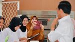 5 Potret Jokowi di SMKN 4 Jambi, Minta Dibuatkan Baju hingga Selfie Bareng Murid