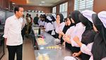 5 Potret Jokowi di SMKN 4 Jambi, Minta Dibuatkan Baju hingga Selfie Bareng Murid