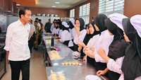 SMKN 4 Kota Jambi memiliki program keahlian kuliner, perhotelan, busana, tata kecantikan, dan spa. Saat bertemu siswa tata boga, presiden bertanya kepada para siswa apakah mereka ingin mendirikan usaha toko roti sendiri. Hampir semua siswa serempak menjawab, Saya, Pak. Foto: Instagram/Jokowi