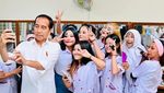 5 Potret Jokowi di SMKN 4 Jambi, Minta Dibuatkan Baju hingga Selfie Bareng Murid