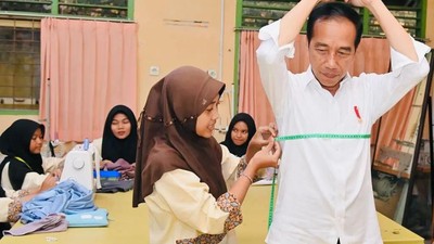 5 Potret Jokowi di SMKN 4 Jambi, Minta Dibuatkan Baju hingga Selfie Bareng Murid