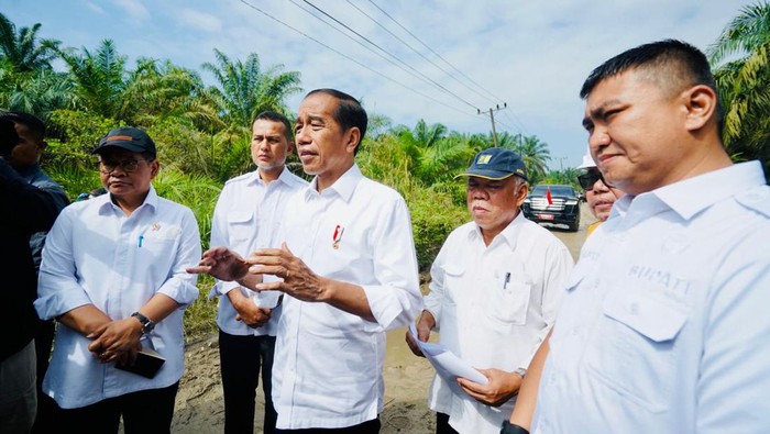 Presiden Jokowi saat memberika keterangan disela-sela peninjauan jalan rusak di Labura. (Foto: Istimewa)