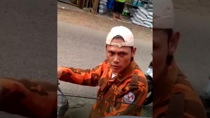 Seorang pria berseragam ormas memalak sopir di Bogor, Jawa Barat. Dalam video yang beredar di media sosial, pria itu terlihat adu mulut dengan sopir mobil.