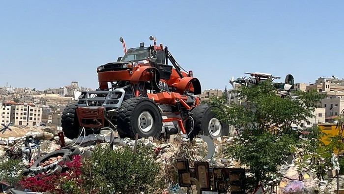 Pria Ini Ubah Sampah Plastik Jadi Mobil hingga Robot Raksasa ZARQA, JORDAN - MAY 16: A photo shows the workplace of Ahmed Neshami ez-Zawahira on May 16, 2023. 36 year-old Zawahira, living in the Jordanian province of Zarqa, transforms his broken electronic devices into models of different models and shapes, such as a motorcycle, car, train or robot man. (Photo by Laith Al-jnaidi/Anadolu Agency via Getty Images)