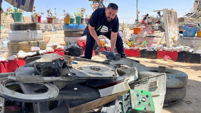 Pria Ini Ubah Sampah Plastik Jadi Mobil hingga Robot Raksasa ZARQA, JORDAN - MAY 16: A photo shows the workplace of Ahmed Neshami ez-Zawahira on May 16, 2023. 36 year-old Zawahira, living in the Jordanian province of Zarqa, transforms his broken electronic devices into models of different models and shapes, such as a motorcycle, car, train or robot man. (Photo by Laith Al-jnaidi/Anadolu Agency via Getty Images)
