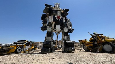 Pria Ini Ubah Limbah Elektronik Jadi Mobil hingga Robot Raksasa