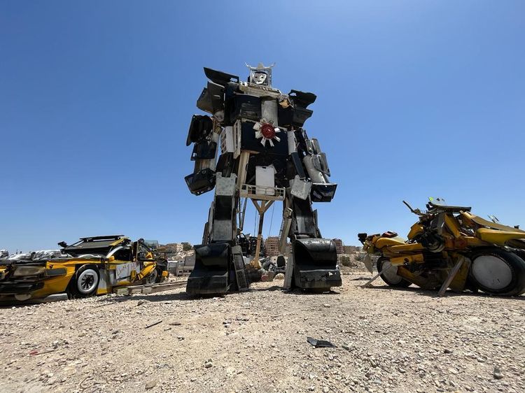 Pria Ini Ubah Limbah Elektronik Jadi Mobil hingga Robot Raksasa