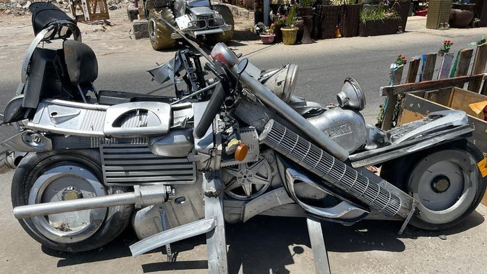 Pria Ini Ubah Sampah Plastik Jadi Mobil hingga Robot Raksasa ZARQA, JORDAN - MAY 16: A photo shows the workplace of Ahmed Neshami ez-Zawahira on May 16, 2023. 36 year-old Zawahira, living in the Jordanian province of Zarqa, transforms his broken electronic devices into models of different models and shapes, such as a motorcycle, car, train or robot man. (Photo by Laith Al-jnaidi/Anadolu Agency via Getty Images)
