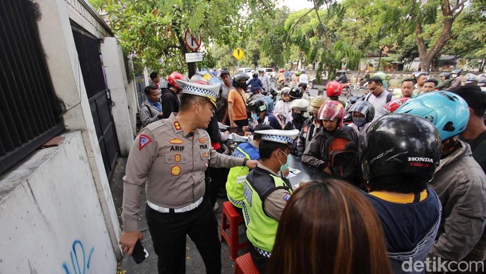 Puluhan kendaraan R2 ditilang manual polisi di Surabaya