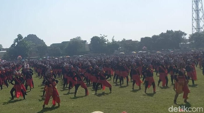 Ribuan Pelajar Kompak Bawakan Tari Bapang di Malang