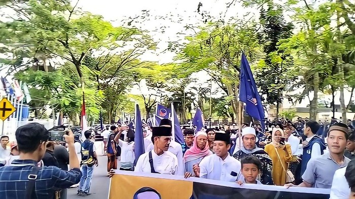 Rombongan bakal calon anggota legislatif (bacaleg) Partai NasDem saat mendaftar ke Komisi Pemilihan Umum (KPU) Lombok Tengah pekan lalu. (Foto: Istimewa)