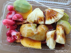 Manis dan Pedas Rujak Buah Mang Dani yang Nyegerin!