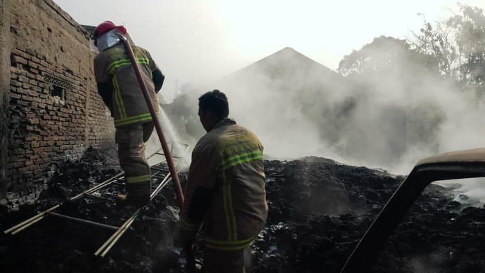 Rumah pengrajin sandal karet di Balaraja, Tangerang, kebakaran.