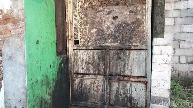 Rumah Wiwik yang setiap hari disiram kencing hingga tinja oleh Masriah