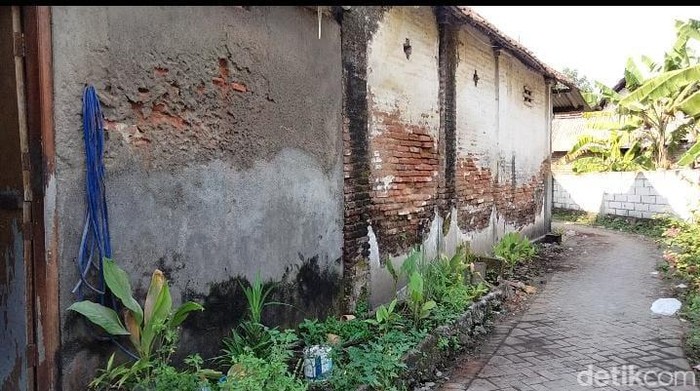 Rumah Wiwik yang setiap hari disiram kencing hingga tinja oleh Masriah