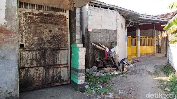 Rumah Wiwik yang setiap hari disiram kencing hingga tinja oleh Masriah