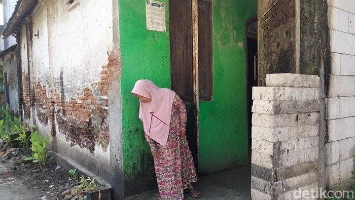 Rumah Wiwik yang setiap hari disiram kencing hingga tinja oleh Masriah