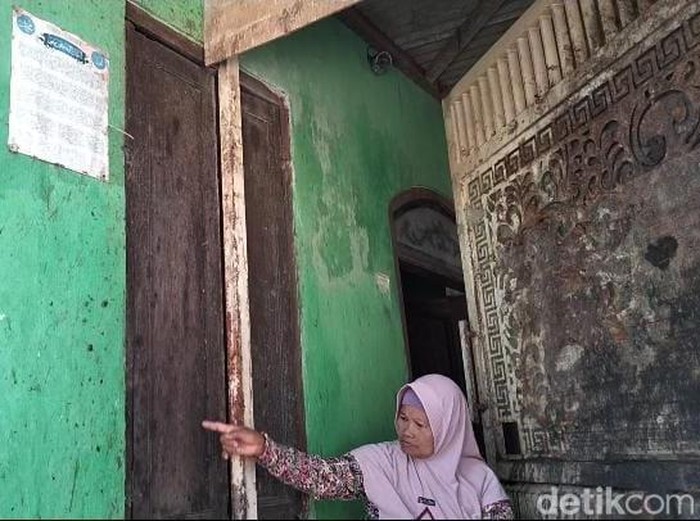 Rumah Wiwik yang setiap hari disiram kencing hingga tinja oleh Masriah