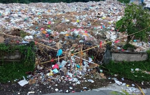 Sampah yang ada di TPA Palak, Desa Besakih, Kecamatan Rendang, Kabupaten Karangasem terlihat meluber hingga ke jalan Selasa (16/5/2023). (istimewa)