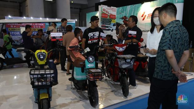 Sejumlah motor listrik dari berbagai jenis merk di tampilkan dalam pameran Periklindo Electric Vehicle Show (PEVS) di Ji Expo Kemayoran pada (17/5/2023). (CNBC Indonesia/Tri Susilo)