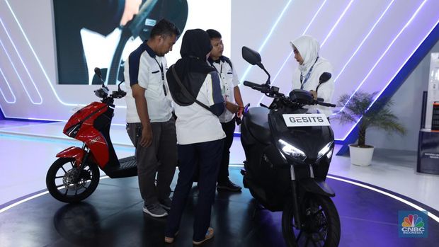 Sejumlah motor listrik dari berbagai jenis merk di tampilkan dalam pameran Periklindo Electric Vehicle Show (PEVS) di Ji Expo Kemayoran pada (17/5/2023). (CNBC Indonesia/Tri Susilo)