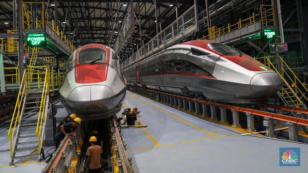 Sejumlah pekerja memeriksa kesiapan rangkaian Kereta Cepat Jakarta-Bandung (KCJB) di Joint Workshop atau Depo Tegalluar, Kabupaten Bandung, Jawa Barat, Rabu (17/5/2023). (CNBC Indonesia/Faisal Rahman)