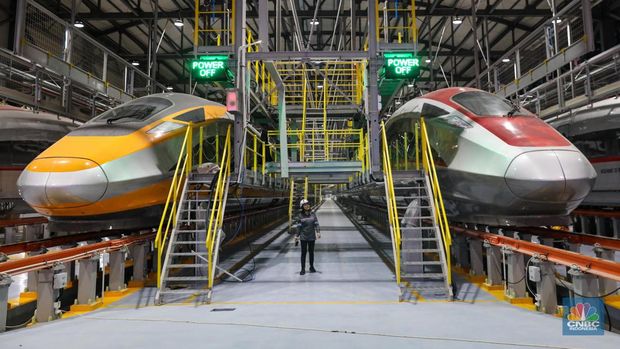 Sejumlah pekerja memeriksa kesiapan rangkaian Kereta Cepat Jakarta-Bandung (KCJB) di Joint Workshop atau Depo Tegalluar, Kabupaten Bandung, Jawa Barat, Rabu (17/5/2023). (CNBC Indonesia/Faisal Rahman)