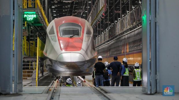 Sejumlah pekerja memeriksa kesiapan rangkaian Kereta Cepat Jakarta-Bandung (KCJB) di Joint Workshop atau Depo Tegalluar, Kabupaten Bandung, Jawa Barat, Rabu (17/5/2023). (CNBC Indonesia/Faisal Rahman)