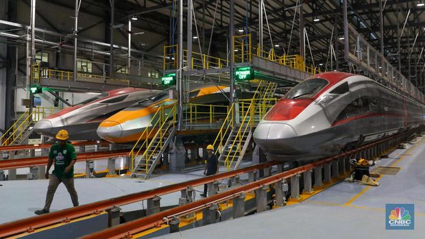 Sejumlah pekerja memeriksa kesiapan rangkaian Kereta Cepat Jakarta-Bandung (KCJB) di Joint Workshop atau Depo Tegalluar, Kabupaten Bandung, Jawa Barat, Rabu (17/5/2023). (CNBC Indonesia/Faisal Rahman)