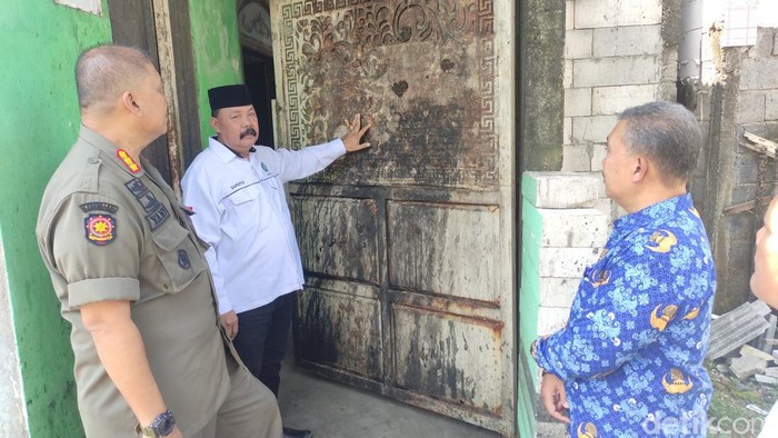 Sekretaris Satpol PP Sidoarjo didampingi camat dan kades saat mengunjungi kediaman Wiwik yang disiram tinja oleh Masriah