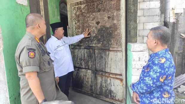 Sekretaris Satpol PP Sidoarjo didampingi camat dan kades saat mengunjungi kediaman Wiwik yang disiram tinja oleh Masriah
