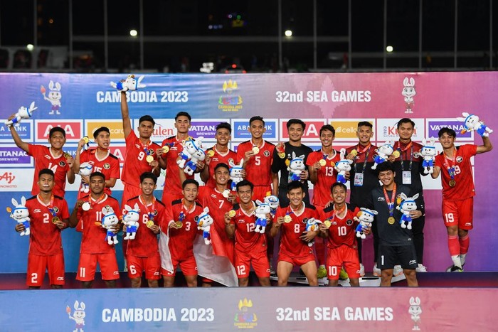 Indonesias coach Indra Sjafri holds a portrait of himself after beating Thailand in the mens football final match during the 32nd Southeast Asian Games (SEA Games) in Phnom Penh on May 16, 2023. (Photo by Nhac NGUYEN / AFP) (Photo by NHAC NGUYEN/AFP via Getty Images)