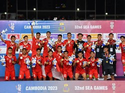 Senyum-senyum bahagia para Garuda Muda.