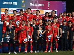 Para pemain dan pelatih menyanyikan lagu Indonesia Raya.