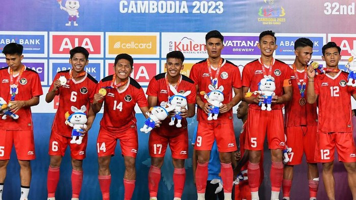Indonesias coach Indra Sjafri holds a portrait of himself after beating Thailand in the mens football final match during the 32nd Southeast Asian Games (SEA Games) in Phnom Penh on May 16, 2023. (Photo by Nhac NGUYEN / AFP) (Photo by NHAC NGUYEN/AFP via Getty Images)