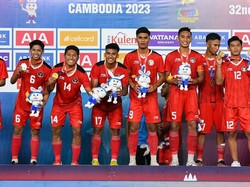 Tim Indonesia merayakan kemenangan usai meraih medali emas pada pertandingan final sepak bola putra SEA Games ke-32 di Phnom Penh, Kamboja, pada 16 Mei 2023.