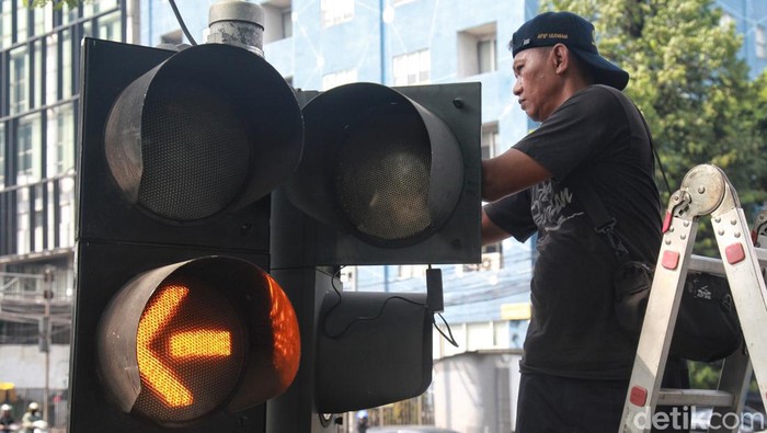 Perbaikan dan pemeliharaan lampu lalu lintas (traffic light) terus dilakukan demi kelancaran dan keamanan berkendara. Seperti ini lho perbaikannya.
