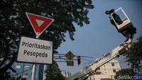 Perbaikan dilakukan menggunakan mobil Dishub DKI Jakarta.