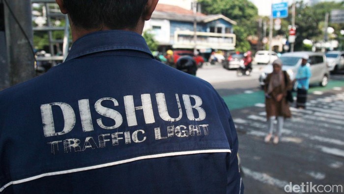Perbaikan dan pemeliharaan lampu lalu lintas (traffic light) terus dilakukan demi kelancaran dan keamanan berkendara. Seperti ini lho perbaikannya.
