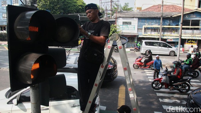 Seperti Ini Lho Perbaikan Lampu Lalu Lintas Perbaikan dan pemeliharaan lampu lalu lintas (traffic light) terus dilakukan demi kelancaran dan keamanan berkendara. Seperti ini lho perbaikannya.