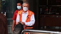 Sudrajad Dimyati keluar gedung KPK dengan memakai rompi tahanan. Tangannya juga diborgol.