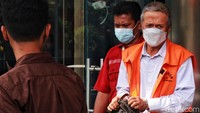 Sudrajad Dimyati meninggalkan gedung KPK Jakarta usai mengikuti sidang online sebagai terdakwa yang digelar Pengadilan Tipikor Jawa Barat.