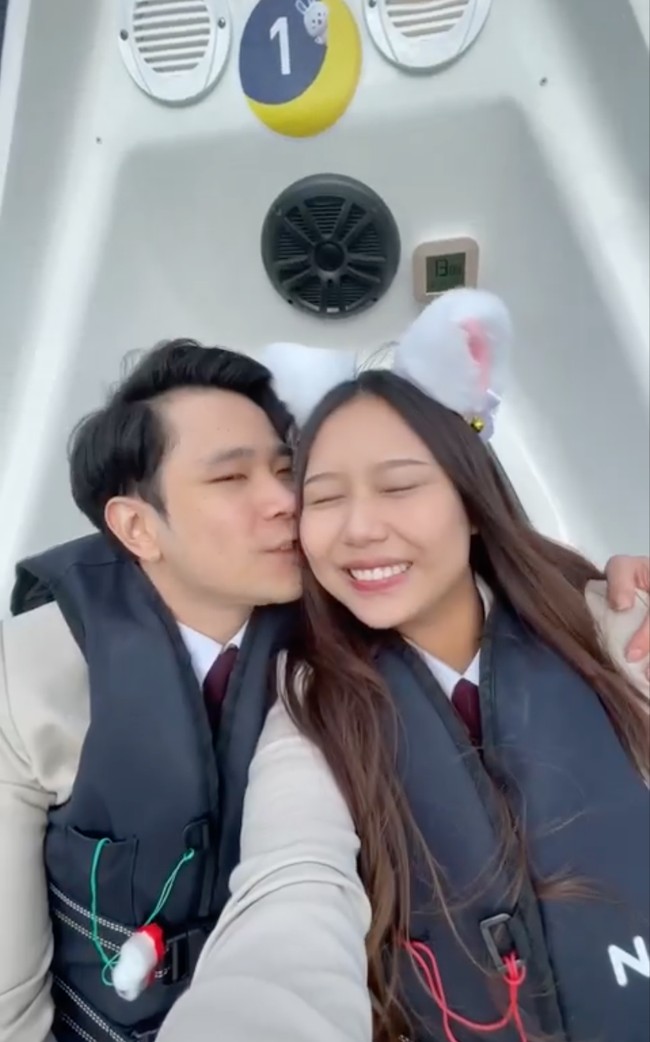 Selama di Korea, Sisca Kohl yang sedang hamil itu tampak mengunjungi berbagai tempat ditemani oleh sang suami tercinta. Ada pula momen saat Sisca Kohl dan Jess No Limit kompak mengenakan seragam sekolah dan berjalan-jalan di sana. Foto: Instagram/@siscakohl