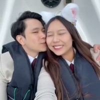 Selama di Korea, Sisca Kohl yang sedang hamil itu tampak mengunjungi berbagai tempat ditemani oleh sang suami tercinta. Ada pula momen saat Sisca Kohl dan Jess No Limit kompak mengenakan seragam sekolah dan berjalan-jalan di sana. Foto: Instagram/@siscakohl