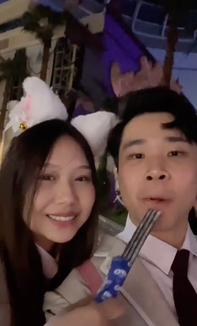 Mengenakan seragam sekolah Korea, Sisca Kohl dan Jess No Limit mengunjungi Lotte World Korea. Di sana keduanya mencoba berbagai macam hidangan yang disediakan. Foto: Instagram/@siscakohl