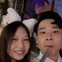 Mengenakan seragam sekolah Korea, Sisca Kohl dan Jess No Limit mengunjungi Lotte World Korea. Di sana keduanya mencoba berbagai macam hidangan yang disediakan. Foto: Instagram/@siscakohl