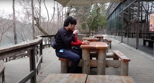 Di hari berikutnya Sidca Kohl dan Jess No Limit juga mengunjungi Nami Island. Terlihat keduanya yang makin mesra dan romantis kala menikmati susu panas dengan pemandangan yang indah. Foto: YouTube/Sisca Kohl