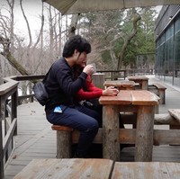 Di hari berikutnya Sidca Kohl dan Jess No Limit juga mengunjungi Nami Island. Terlihat keduanya yang makin mesra dan romantis kala menikmati susu panas dengan pemandangan yang indah. Foto: YouTube/Sisca Kohl