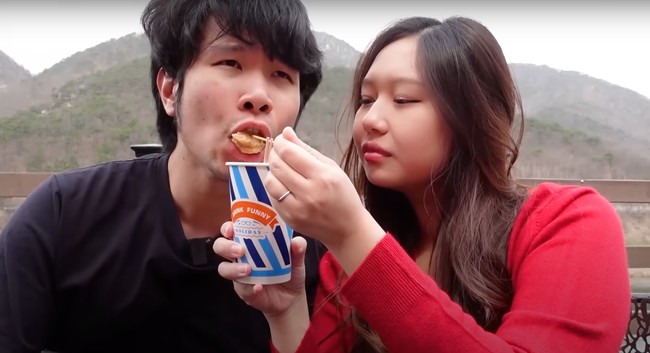 Seperti biasa, keduanya pun selalu mencoba makanan yang ada selagi berjalan-jalan. Terlihat Sisca yang dengan mesra menyuapi sang suami. Foto: YouTube/Sisca Kohl